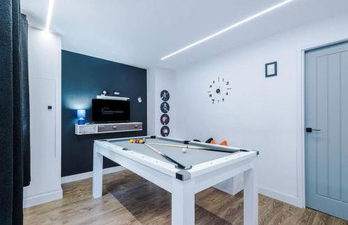 Incredible Home With Games Room, Sleeps 8, Parking Included, Perfect For Groups, Families, Contractors, Professionals - Photo 2