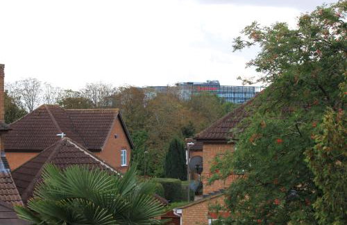 Superb Comfy 2 Bed House, Responsive & Caring Hosts Free WiFi & Parking, Close to MK Centre, Train Station, Santander, Network Rail by Webbhill Stays - Foto 33