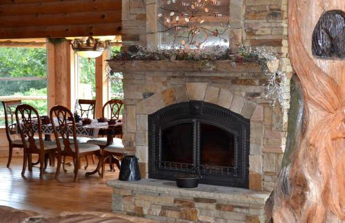 Stately Log Cabin with a Pool for a Group Getaway near Chickamauga, Georgia - Foto 13