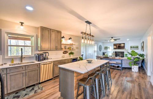 Townville Lake House with Private Dock, Kayaks! - Foto 3