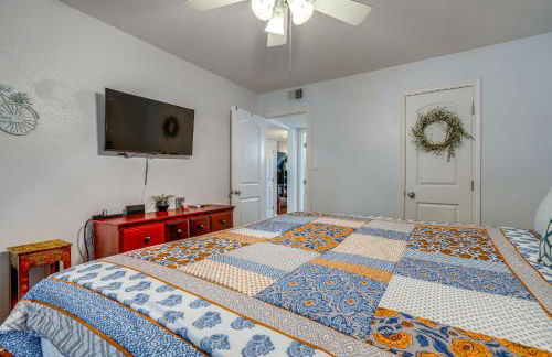 Lago Vista Golf Getaway with Decks and Pool Access! - Foto 22