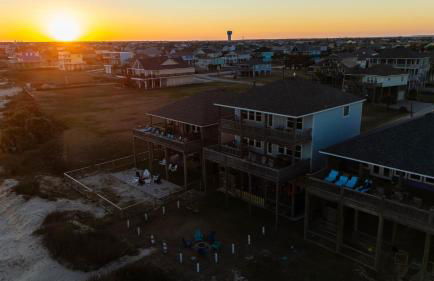 Noisywaves - Beachfront Paradise with Hot Tub, Yard, and Game Room - Foto 54