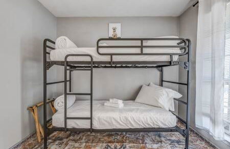 Mins from Parks Hiking & Dining- Brick Bungalow - Foto 7