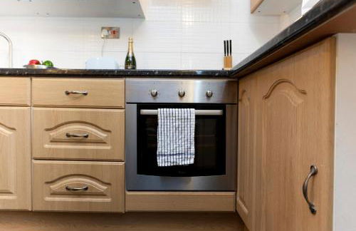 "Snooze Central" - City Centre Apartments above Victoria Centre Shopping Centre with full Kitchen in Milton Street - up to 4 Beds - most Central Location next to the Hilton Hotel - Outdoor Parking for Cars or Vans five pounds a day - Sunday 1pm Check-Out - Photo 20