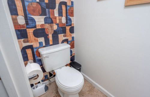 Color Pop Cottage Stylish 2BR with 2 Parking Spots - Foto 20