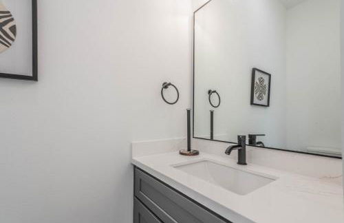 Modern Luxury retreat in downtown - Photo 12