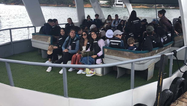 Tour gastronómico por Guatapé + Paseo en barco - Foto 3, Disfrutando del paseo en barco por el embalse Peñol-Guatapé