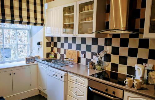 Huge 4 Bed Apt - Perfect Base to Explore The Borders - Foto 12