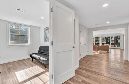 Waterfront Retreat with Private Dock and Fire Pit, Sleeps 8, Outdoor Dining, Spa-Style Primary, Gourmet Kitchen with Dual Dishwashers, Gas Fireplace, River Views, Bright Open Layout, Central AC, Perfect Coastal Escape for Families, 24 Hr Hospitality - Foto 19