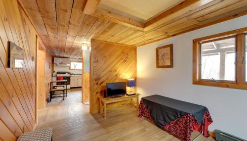 Love Shack Retreat Cabin with Deck and Yard! - Foto 5