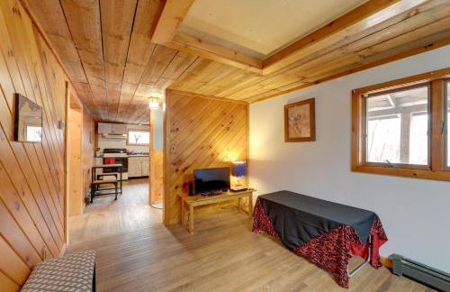 Love Shack Retreat Cabin with Deck and Yard! - Foto 5