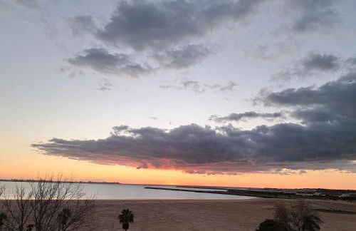 Ático primera línea de playa con vistas al Mar-Climatizado-Wifi-Parking-Solo familias - Foto 2