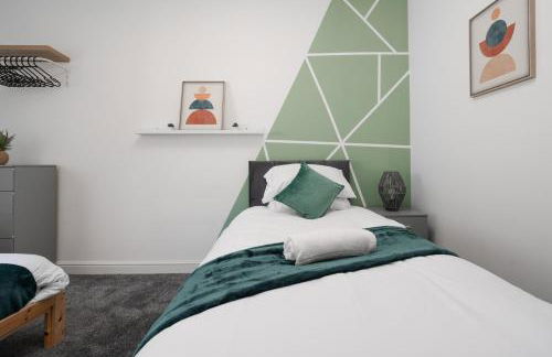 Huge Apartment - 8 Beds - Free Parking - Long Stays! - Foto 23