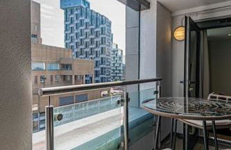 1 Bed Apt - Balcony - City View - Great Location - Foto 2