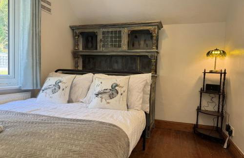 Caterham 3 Bed House, Free on street Parking - Photo 21