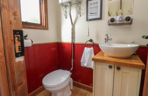 The Journeyman Luxury Shepherds Hut - Photo 9