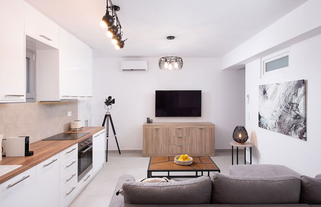 Hosting Moments Semi Basement Apartment - Photo 11