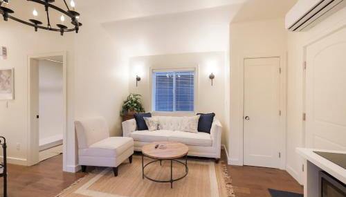 New Tudor Cottage one block from Chico State and downtown with private garage - Foto 4