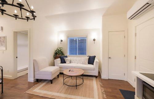 New Tudor Cottage one block from Chico State and downtown with private garage - Foto 4