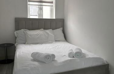 CozyNest 2BR Modern Property with Parking - Foto 24