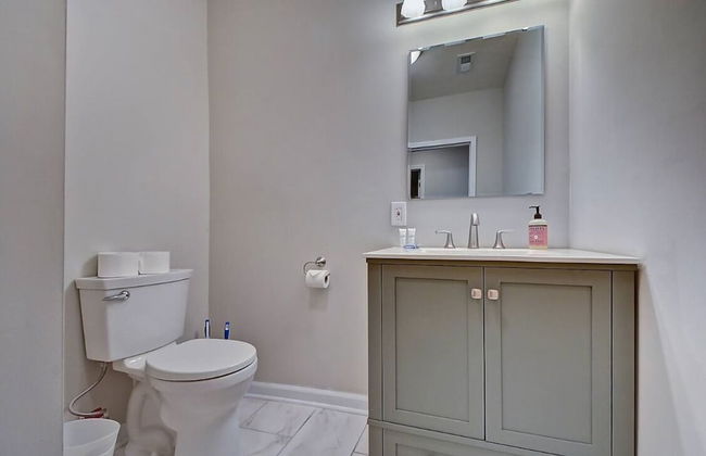 Spacious 6BR/3BA House w/ Parking! Sleeps 20! - Foto 67