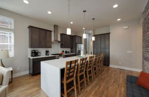 Two Townhomes - Hot Tubs and Rooftop Balconies - Foto 15