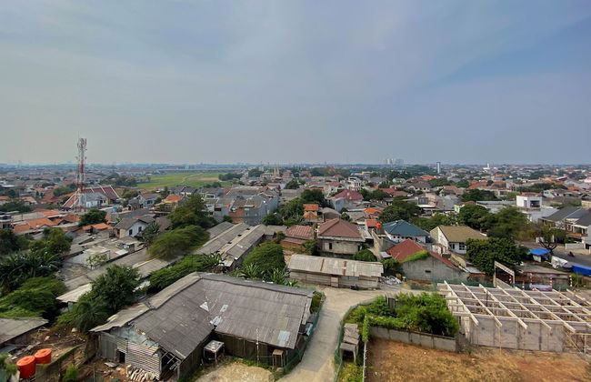 Homey and Well Furnished Studio LRT City Jatibening Apartment - Photo 23