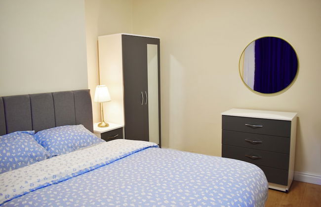 Bedroom in Apartment Walkable china town - Photo 3