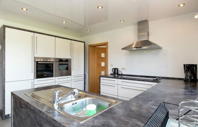 Spacious Holiday Home in the Ardennes with Sauna & Hot Tub - Photo 11