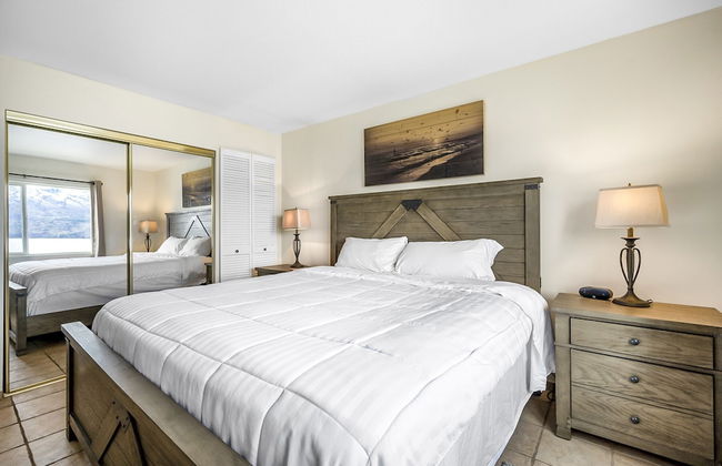 Spacious Lakefront Condo w Amazing View - Photo 4