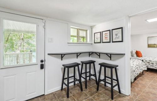 Secluded Lakefront Escape w Private Dock, 600ft Shoreline and Views, Sleeps 13 - Foto 15