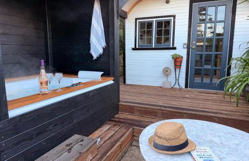The Cabana Luxury Award Winning Tiny Home with Hot Tub and Private Garden 2 mins Walk to Ryde Beach - Photo 32
