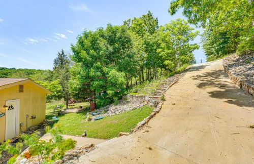 Deck with Covered Dock! Lakefront Ozark Cottage - Foto 27
