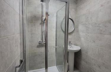 4 Bedroom House - Free Parking, Great access to London, Herts, Essex - Photo 13