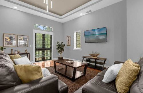 Cozy & Elegant 4BR Enchanted Townhouse - 1 Mile to Disney with Resort Pool, Gym, & Jacuzzi - Photo 16