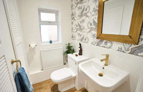 Chic Family Home with Garden Fire Pit & Event Space, Hot Tub - Foto 30