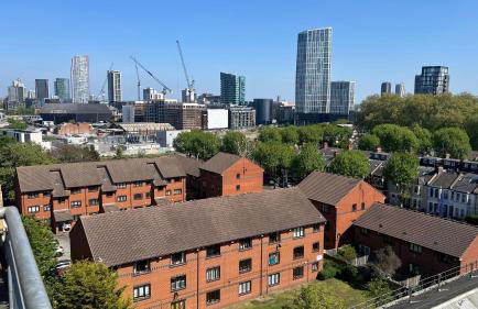 Sunset Heights Bright 2BR with City Views and Free Parking - Foto 25