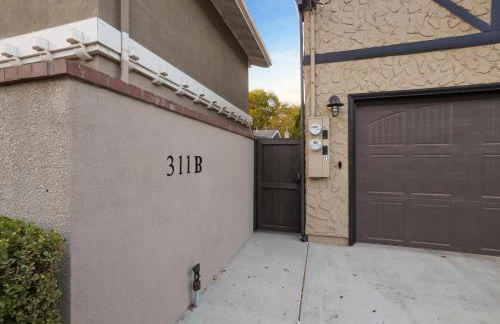 New Tudor Cottage one block from Chico State and downtown with private garage - Foto 18