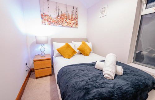 4BR 2Bath Home -Hot Tub, Free Parking & Games Room - Foto 10