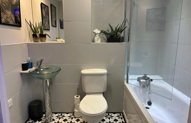 1 Bed Flat - Sleeps 2 - Jacuzzi - Parking - Wifi - Foto 5