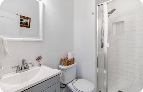 Modern 4BR Retreat, Fast WiFi, Parking, Less than 15 mins from Austin - Foto 4