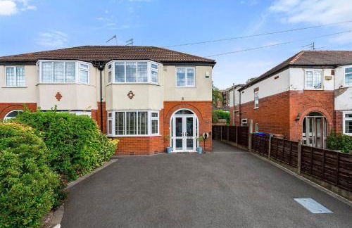 Pass The Keys Picture Perfect Haven in Didsbury Village - Free Parking & EV Station - Photo 48