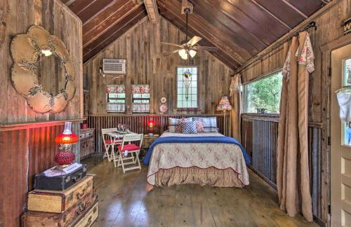 Snuggle Inn Wimberley Cabin with Fire Pit and Deck - Foto 7