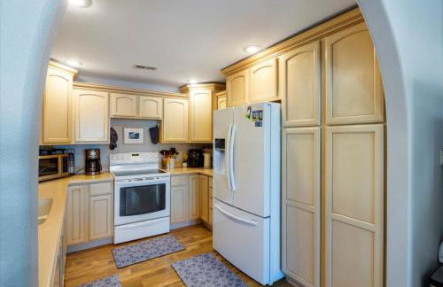 Lakefront Family Retreat w/ Views, Boat Slip - Foto 12