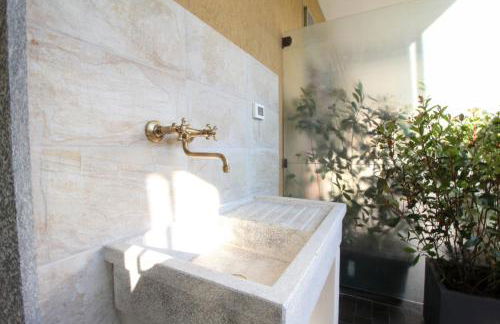 Parrots & Palms - Photo 30