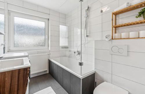 Modernes 6-Betten-Apartment mit Balkon und Parkplatz - zentrale Lage - Foto 2