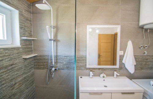 Village holiday apartman with heated pool Maslina - Photo 32