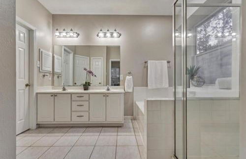 Lovely Woodlands home w/heated pool and spa! - Foto 30