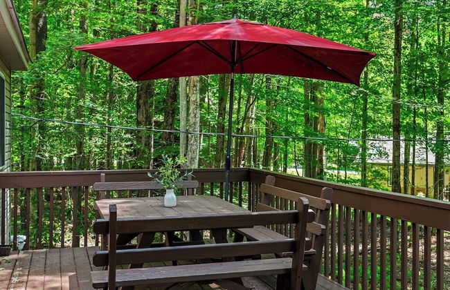 Lake + Pool Access, Game Room, Firepit, Deck Tawny and Peaceful by Avantstay - Foto 43