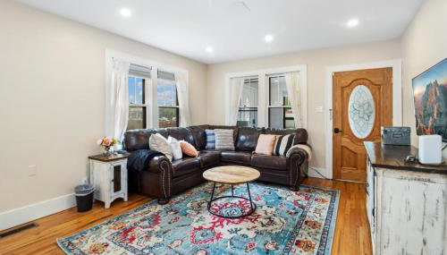 Spacious Downtown Oasis - Photo 2